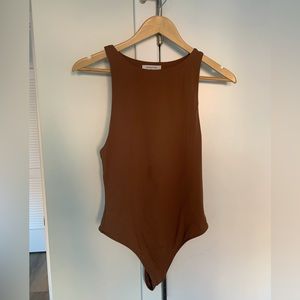 Aritzia Babaton Contour 90s Bodysuit in size M and color Epicurean Brown